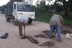Gentileza Operarios municipales en plena tarea en las calles de la ciudad costera.