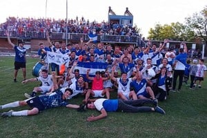 ELLITORAL_411761 |  Gentileza de Solo LEF Toda la alegría de la gente de Santa Clara Football Club en el festejo de su primer título en la Liga Esperancina.
