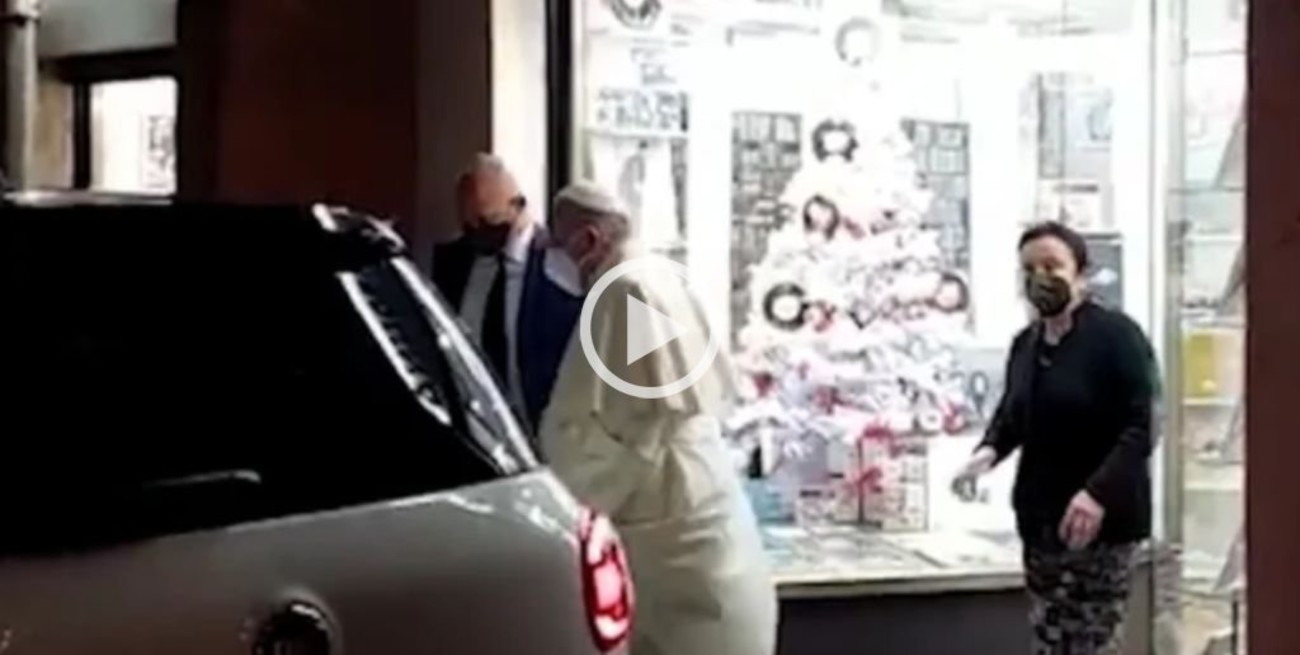 Video: el papa Francisco "se escapó" del Vaticano para ir a una disquería en Roma