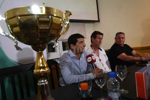 ELLITORAL_421539 |  Pablo Aguirre En 1980. La organización a pleno. Axel Menor, director de Deportes de la Municipalidad de Santa Fe, Leandro Birollo, presidente del Cosmos FC, y Carlos Vidal Luquez, a cargo de la seguridad del espectáculo.