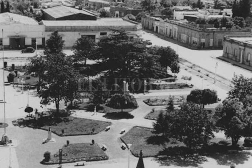 ELLITORAL_372280 |  Vista de la plaza central de San Carlos Centro en algún momento de principios del siglo XX. Foto de