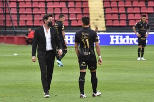 Pablo Aguirre De  pasada , Eduardo Domínguez le da indicaciones a Alexis Castro, el volante al que mantuvo durante los 90 minutos ante Central Córdoba y que seguramente jugará como titular en la Boca.