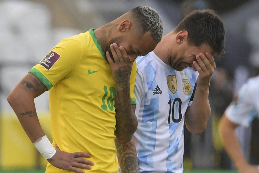 ELLITORAL_405131 |  Archivo Neymar y Messi tras la suspensión del partido entre Brasil y Argentina por las eliminatorias del Mundial. El ingreso de autoridades de Anvisa al campo de juego en pleno partido, convirtió al evento deportivo en un escándalo de repercusión internacional.