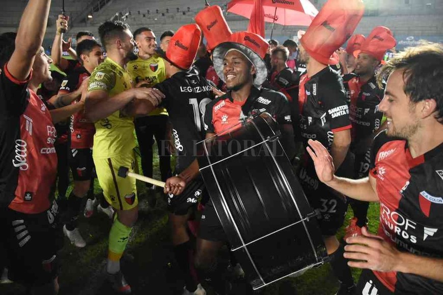 ELLITORAL_386837 |  Pablo Aguirre Yeiler Góez intenta ponerle ritmo colombiano al bombo en un momento del festejo.