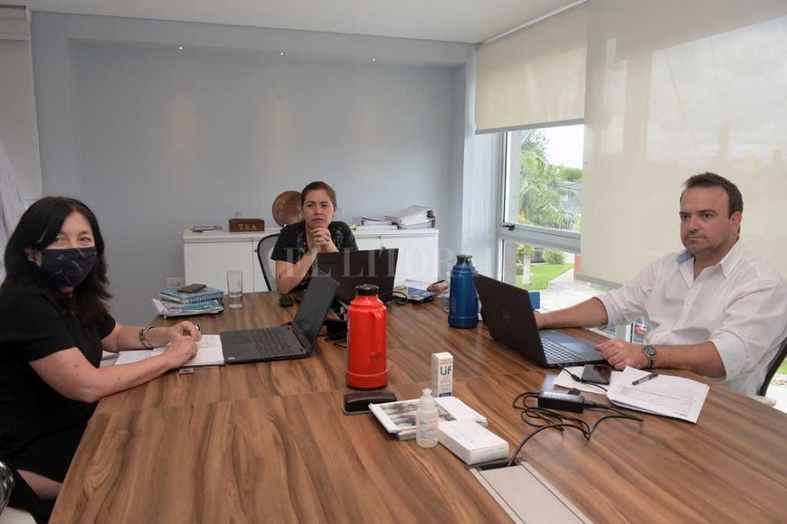 ELLITORAL_422681 |  Flavio Raina Analía San Román, Élida Formente y Edmundo Zilli, integrantes del directorio del Laboratorio Industrial Farmacéutico.