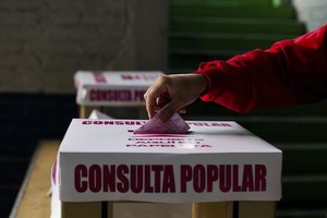 Xinhua/Franyeli García (210801) -- CIUDAD DE MEXICO, 1 agosto, 2021 (Xinhua) -- Un hombre emite su voto durante la primera consulta popular para pronunciarse sobre el "esclarecimiento de las decisiones políticas tomadas en los años pasados por los actores políticos" a cargo del Instituto Nacional Electoral, en la Ciudad de México, capital de México, el 1 de agosto de 2021. (Xinhua/Francisco Cañedo) (fc) (sm) (ra) (dp)