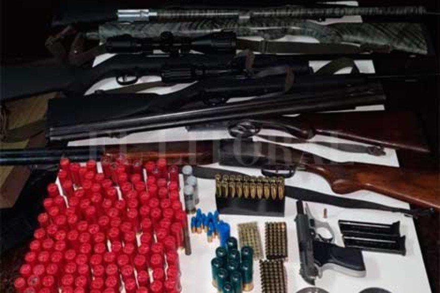 ELLITORAL_372796 |  El Litoral Parte del armamento secuestrado en poder de este individuo.