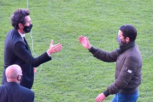 ELLITORAL_419425 |  Gentileza Domínguez y Gago volverán a verse las caras este domingo. Ya se enfrentaron una vez en este torneo y fue cuando Aldosivi goleó a Colón en Mar del Plata. Por ese entonces, Aldosivi andaba muy bien y esa fue la última victoria con Gago. A partir de allí sobrevino una larga serie de derrotas que lo apartaron del puesto y luego firmó para Racing.