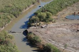Gentileza Ministerio de Aguas, Servicios Públicos y Medio Ambiente Vista del lugar donde se había efectuado el corte del curso del río Salado. Ahora sólo quedan algunos palos y árboles que serán extraídos en la semana por maquinarias del gobierno provincial.