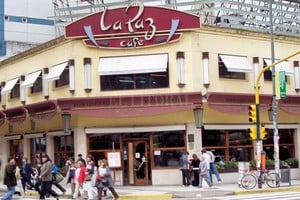 Archivo En el bar La Paz nos amanecimos más de una vez planificando revoluciones donde tomábamos el poder, fusilábamos a los burgueses y después nos terminaban fusilando a nosotros. El bar La Paz no está.