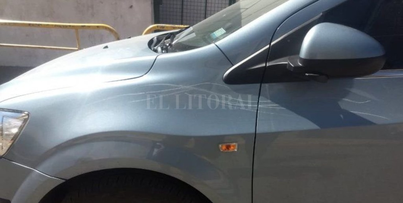 Paraná: un cuidacoches discutió con una conductora y le rayó el auto