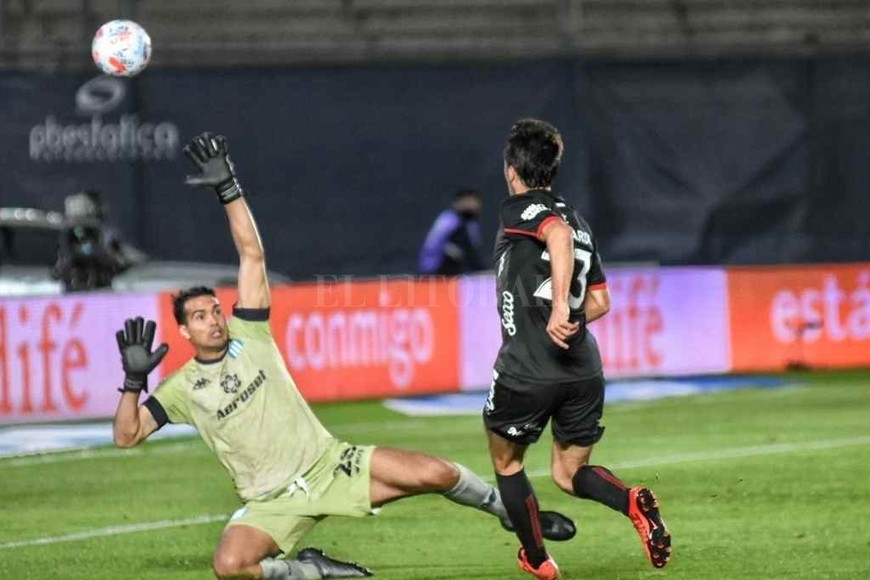 ELLITORAL_381310 |  Pablo Aguirre Golazo de Bernardi en la definición ante el arquero. El volante fue clave en estos partidos definitorios.