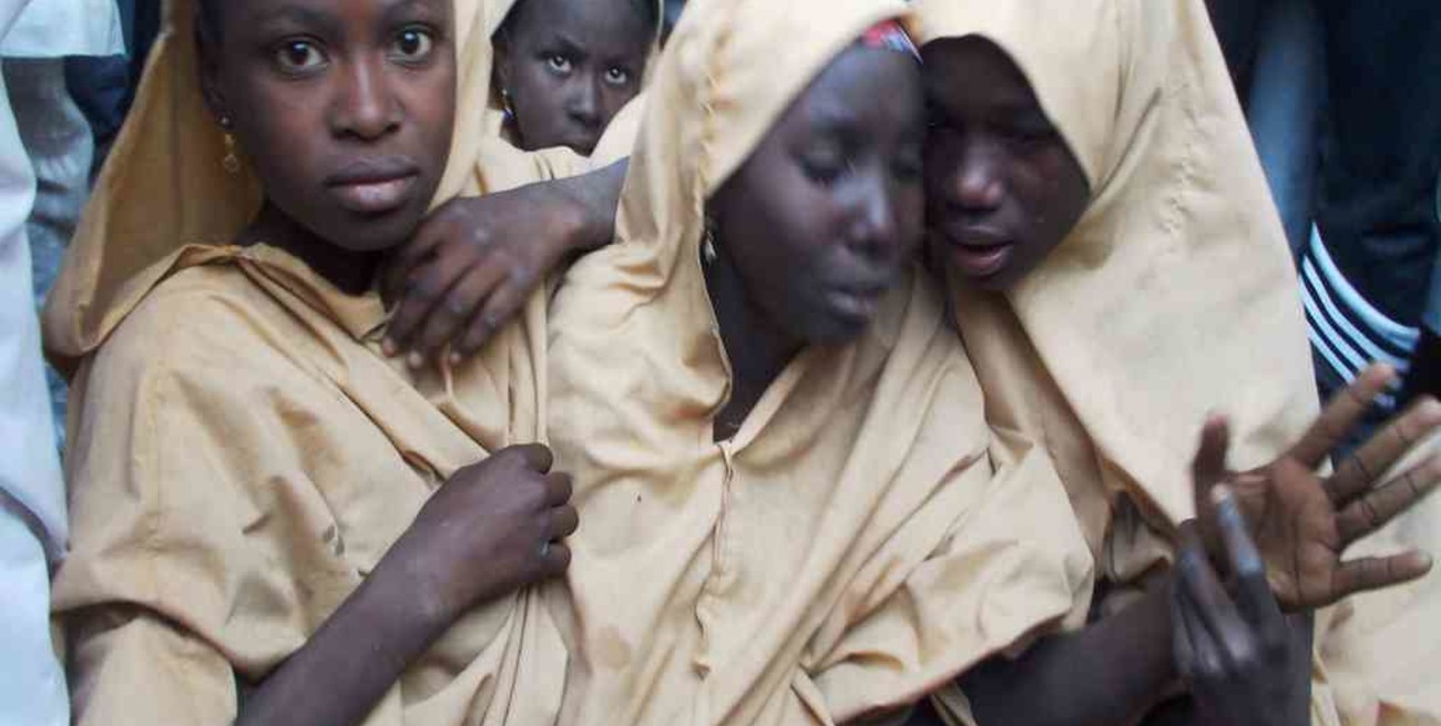 Más de 300 niñas fueron raptadas por milicias en Nigeria