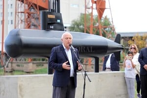 ELLITORAL_247715 |  Secretaría de Comunicación Social El gobernador presidió el acto del homenaje en el puerto santafesino.