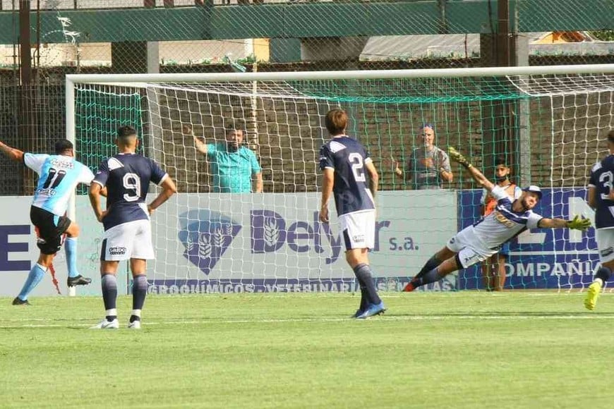 ELLITORAL_359418 | Marcelo Miño Diego Jara aprovechó el polémico penal para convertir para Racing de Córdoba.