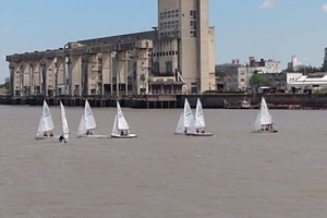ELLITORAL_419016 |  Gentileza La flota de embarcaciones a vela manifestó su oposición al impedimento de practicar el deporte en las zonas de influencias al puerto local. También discrepan en que solamente puedan navegar de lunes a viernes, salvo que haya una competencia de fin de semana.