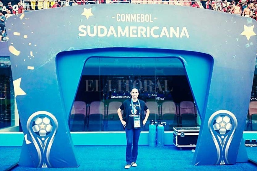 ELLITORAL_416594 |  Gentileza Gamarra en la Nueva Olla de Asunción. Detrás, los hinchas de Colón.