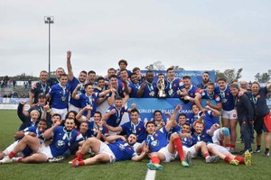 Gentileza Los Baby Coqs celebran la obtención del título, tras recibir el trofeo destinado al campeón de la versión 2019 del certamen organizado por World Rugby.