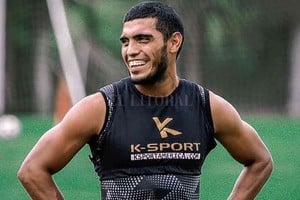 Gentileza Prensa Club Colón Rafael Delgado sonríe en el entrenamiento rojinegro. Hizo trabajo diferencial, se queda en el club pero es duda para el partido del lunes ante San Lorenzo.
