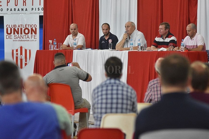 ELLITORAL_354323 |  Pablo Aguirre Miretti, Di Pangrazio, Luis Spahn, Rosso y Tombolatto en la mesa principal en el estadio cubierto Angel Malvicino. También estuvo buena parte de la comisión directiva.