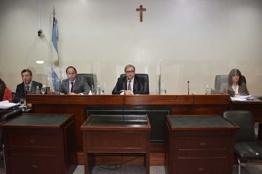 ELLITORAL_330251 |  Flavio Raina Bajo estrictas normas de distanciamiento social, sólo estuvieron en la sala los jueces, el fiscal y tres de las defensas.