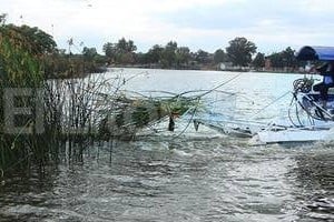 Gentileza Municipalidad de Santa Fe. La máquina flota en el agua y tiene un sistema de cuchillas que corta los juncos desde 15 y hasta 30 centímetros de profundidad.