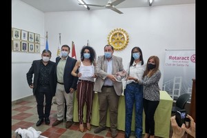 Gentileza Rotary Integrantes del Hospital Cullen al recibir el reconocimiento.