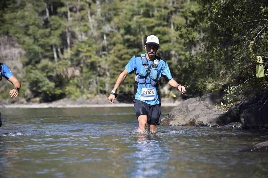 ELLITORAL_425887 | Agencia También por agua. Así fue otro de los tramos de la competencia que recorrió Leandro Chena en su paso por Villa La Angostura.