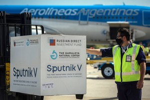 Presidencia de la Nación NOTICIAS ARGENTINA BAIRES 
MARZO 19:  Un nuevo cargamento 
con 330 mil dosis del 
componente uno de la vacuna 
Sputnik V arribÃ³ hoy al 
Aeropuerto Internacional de 
Ezeiza en un vuelo de 
AerolÃ­neas Argentinas desde 
MoscÃº.
Foto NA
