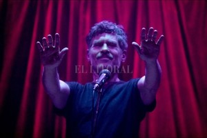 Gentileza Pablo Mekler Un universo que invita al baile, a la alegría y lo luminoso, pero también a la extrañeza, al horror y la oscuridad , así define Axel su propuesta.