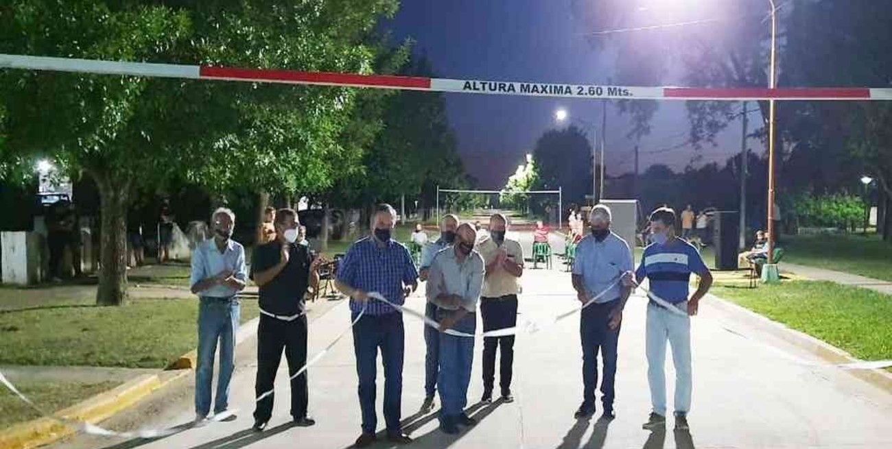 Monigote inauguró su primera calle pavimentada e iluminación led 
