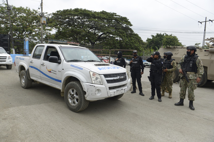 ELLITORAL_417737 |  Gentileza (211113) -- GUAYAQUIL, 13 noviembre, 2021 (Xinhua) -- Un vehículo de la policía llega a la Penitenciaría del Litoral después de un enfrentamiento al interior de la cárcel, en Guayaquil, Ecuador, el 13 de noviembre de 2021. Al menos 58 presos murieron y otros 12 resultaron heridos en un nuevo enfrentamiento registrado en una cárcel de la ciudad ecuatoriana de Guayaquil, informaron el sábado autoridades locales y de la Policía Nacional. (Xinhua/Marcos Pin) (rtg) (ra) (da)
