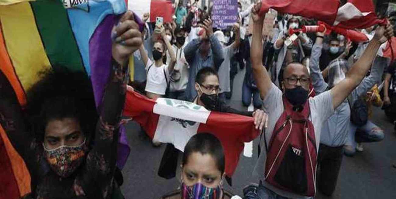 Perú: protestas en los alrededores del Congreso ante la asunción de Merino como presidente