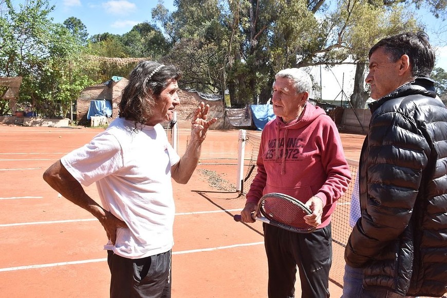 ELLITORAL_403397 |  Guillermo Di Salvatore El que habla es Rafael González Bosch. Quienes lo vieron jugar, dicen que en los tiempos de juveniles llegó a ser casi tan bueno como Guillermo Vilas. Guillermo Salatino, uno de los prestigiosos periodistas deportivos especializados en tenis, mantuvo hace unos días una larga entrevista con él en ocasión del cumpleaños de Vilas.