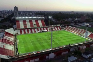 Fernando Nicola Una de las últimas imágenes que se verán de esta manera, inclusive de noche. En pocos días se empezará a construir el otro sector de la tribuna alta sur y se modificará también el sistema lumínico en el 15 de Abril.