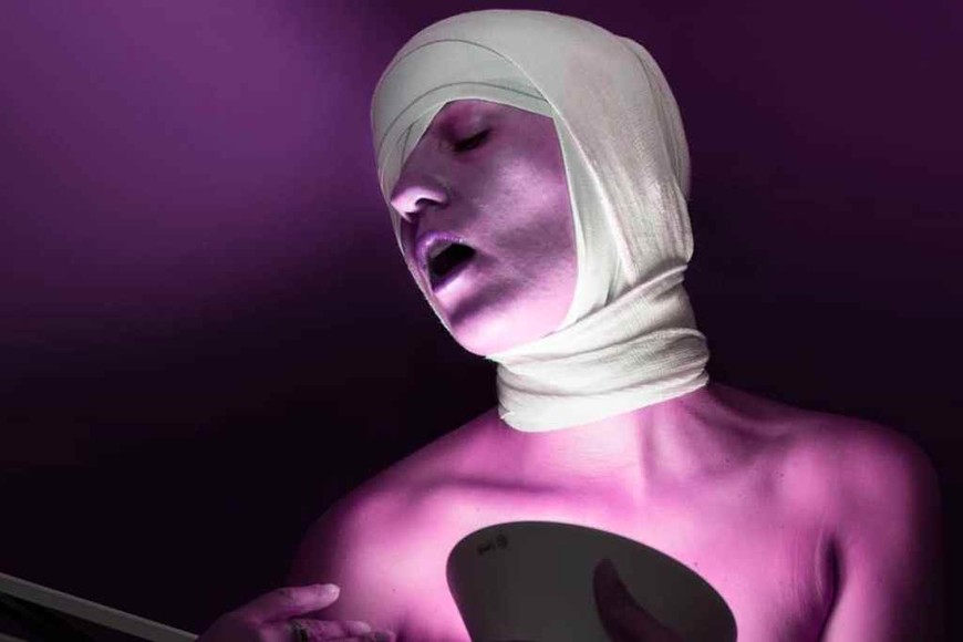 ELLITORAL_427854 |  Gentileza. Obra de la actriz y fotoperformer santafesina Antonela González, una de los tantos artista que se lanzaron a explorar la potencia del cuerpo escénico mediado por dispositivos.