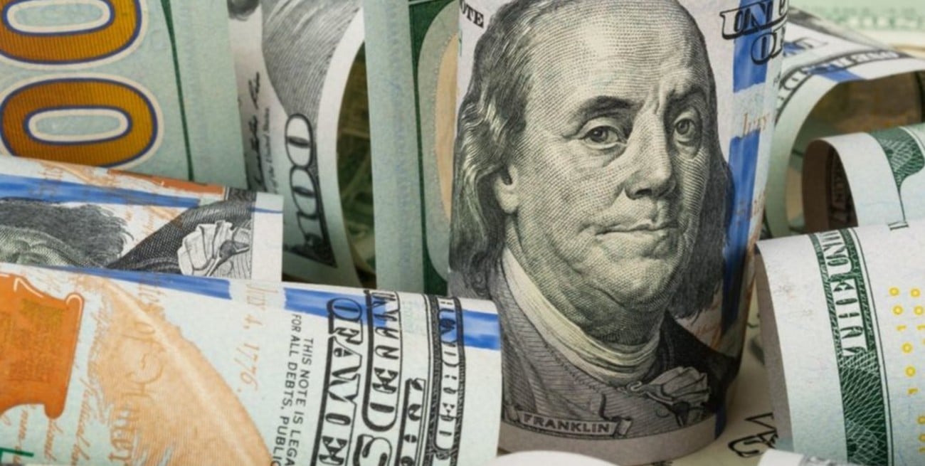 El dólar oficial abre estable este martes y el "blue" se vende a $ 143
