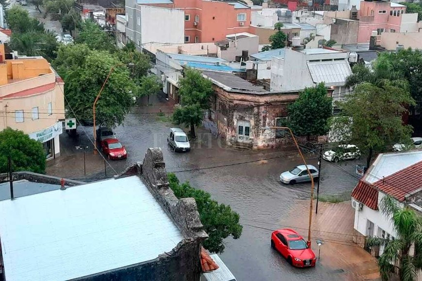 ELLITORAL_350008 |  Periodismo Ciudadano La esquina de Tucumán y Saavedra presentaba complicaciones por agua acumulada.