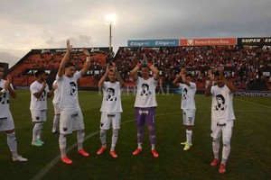 Mauricio Garín Wilson Morelo, primero de la derecha, en el momento del saludo cuando el plantel salió al campo de juego de Patronato con la camiseta en conmemoración de los 61 años de Maradona.