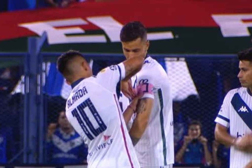 ELLITORAL_422266 |  Gentileza Almada salió y entró Álvarez, ambos fueron aplaudidos en lo que presuntamente fue el último partido de ambos en cancha de Vélez.