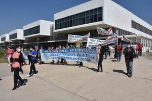 ELLITORAL_326716 |  Guillermo Di Salvatore Iturraspe. Una de las manifestaciones se llevó a cabo este lunes por la mañana frente al hospital central del norte de la ciudad.