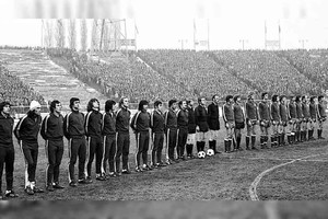 ELLITORAL_365097 |  Archivo Las formaciones antes de ese partido. El primero de la imagen, a la izquierda y junto al  Loco  Gatti, es Leopoldo Jacinto Luque.