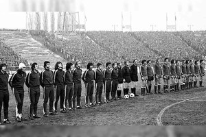 ELLITORAL_365097 |  Archivo Las formaciones antes de ese partido. El primero de la imagen, a la izquierda y junto al  Loco  Gatti, es Leopoldo Jacinto Luque.