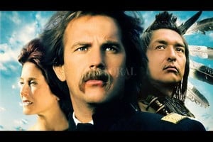 Orion Pictures, Tig Productions Kevin Costner realiza una de sus mejores interpretaciones como John Dunbar, decepcionado militar que se hace amigo de los indios sioux luego de ser trasladado a un lejano puesto fronterizo.