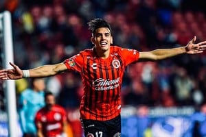 ELLITORAL_352911 |  El Litoral Conoce los colores. Alexis Castro, con el rojo y negro del Tijuana de México, donde viene de jugar once partidos y marcar dos goles. Antes, había jugado 25 cotejos en Defensa y Justicia.