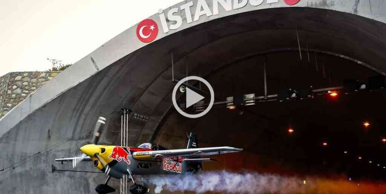 Video: atravesó dos túneles con un avión y estableció cinco récords mundiales