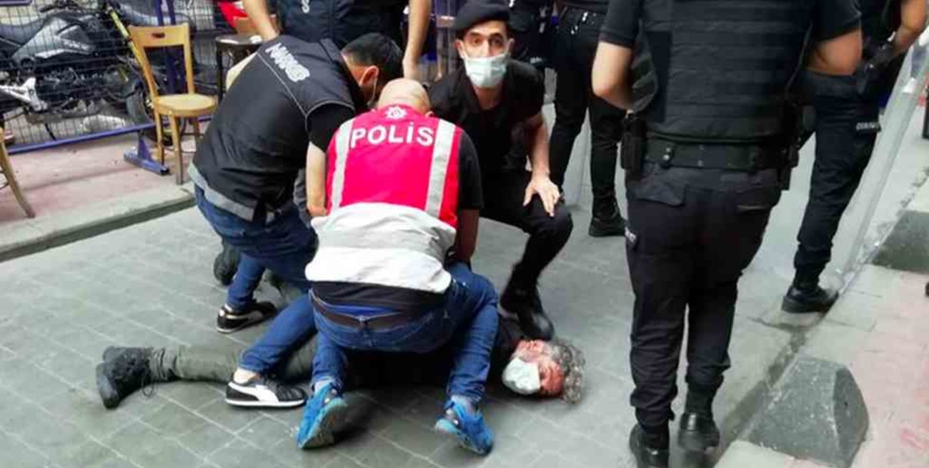 Masivas protestas en Turquía tras la violenta detención de un fotógrafo