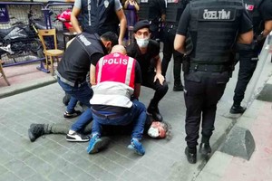 ELLITORAL_386741 |  Agencias Durante el arresto, los agentes presionaron con la rodilla la espalda y cuello del reportero gráfico, dificultando su respiración.