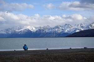 ELLITORAL_417497 |  Victoria Alliot INSTANTÁNEA  -  Una pausa frente al Lago Argentino