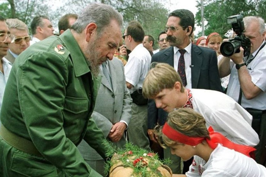 ELLITORAL_397847 |  Gentileza EFAC / Carbono Films Fidel recibiendo una ofrenda de los niños ucranianos. El mandatario supo que la URSS estaba por disolverse, y no dudó en iniciar el programa.
